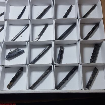 One Box Of 35 Aegerine Blades From Malawi - Image 4