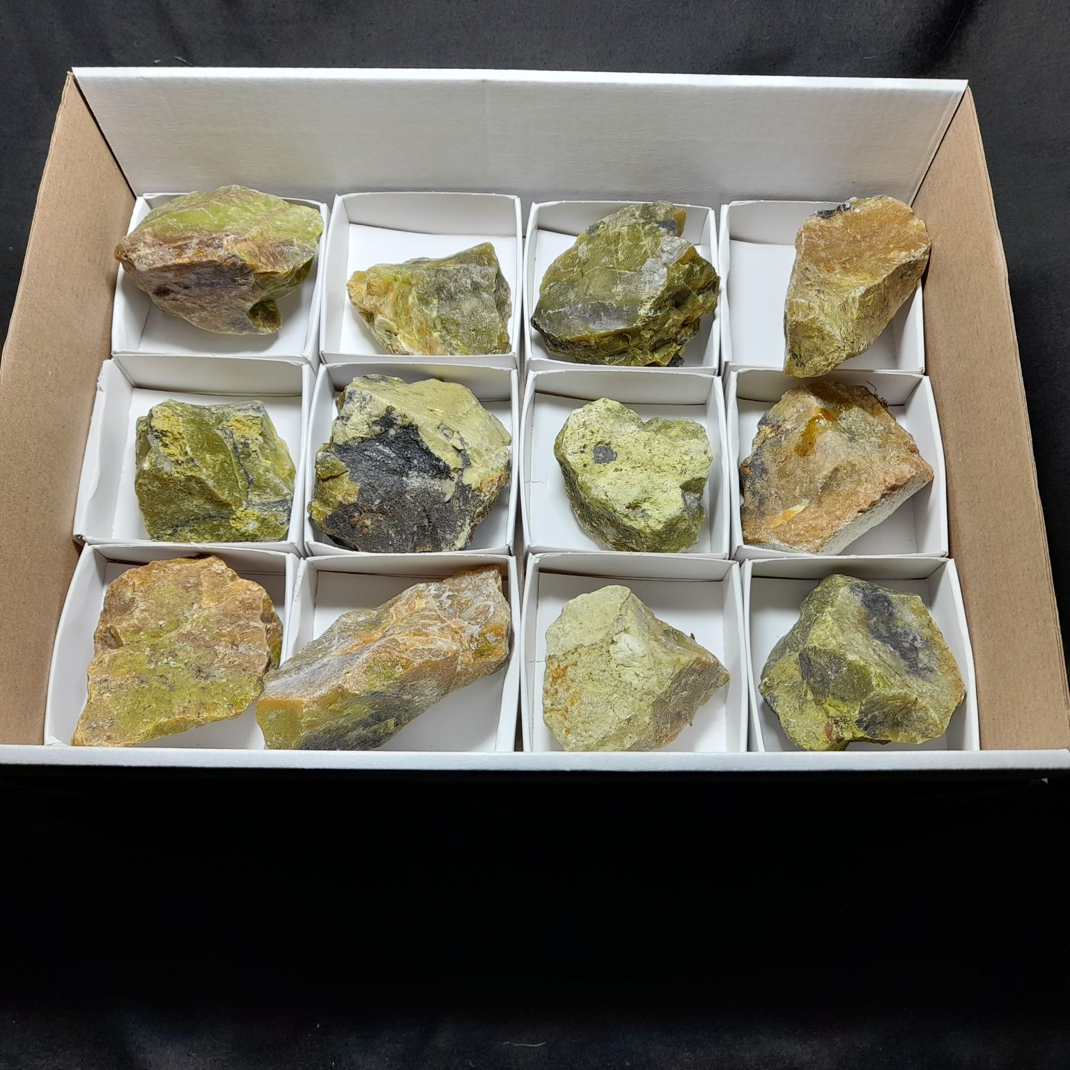 Wholesale minerals, rocks, gems and crystals sold by the flat