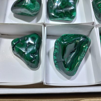 (WM04408) One Box Of 16 Hand Polished Malachite From Congo - Image 4