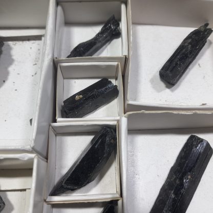 (WM04472) One Box Of 27 Aegerine Mineral Specimens From Malawi - Image 8