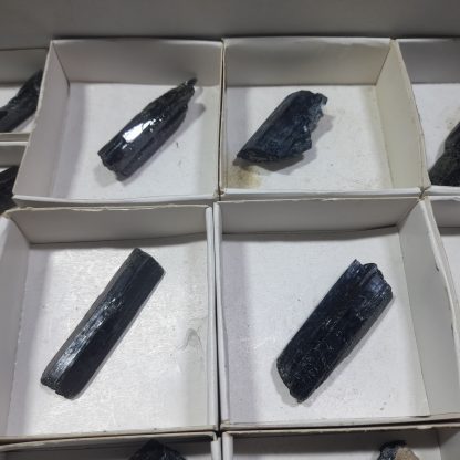 (WM04472) One Box Of 27 Aegerine Mineral Specimens From Malawi - Image 9