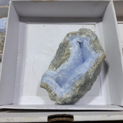 (WM04528) One Box Of 12 Blue Lace Agate Mineral Specimens From Malawi   Chip Fryer - Image 5