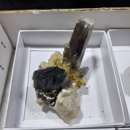 (WM04531) One Box Of 6 Aegerine/Feldspar With Smoky Quartz Crystals From Malawi (JP) - Image 3