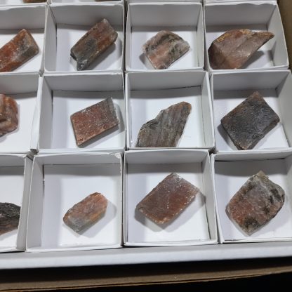 (M04553) One Box Of 35 Red Banded Calcite Mineral Specimens (Cutting Material) From Orange River, South Africa   Skye Simpson - Image 8