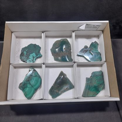 (WM04707) One Box With 4 Pieces Of Mtorolite From Zimbabwe And 2 Pieces Of Polished Malachite From Congo - Image 2