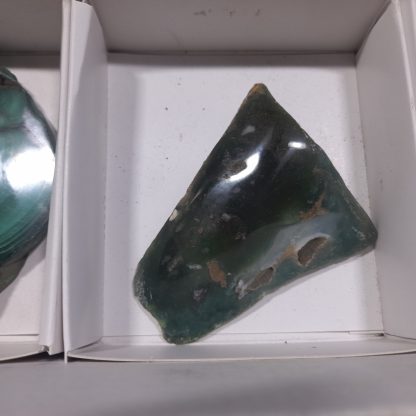 (WM04707) One Box With 4 Pieces Of Mtorolite From Zimbabwe And 2 Pieces Of Polished Malachite From Congo - Image 5