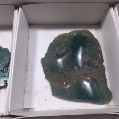 (WM04707) One Box With 4 Pieces Of Mtorolite From Zimbabwe And 2 Pieces Of Polished Malachite From Congo - Image 6