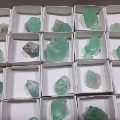 (WM04715) One Box Of 88 Emerald Green Fluorite Mineral Specimens From Riemvasmaak   Jason Tomporowski - Image 8
