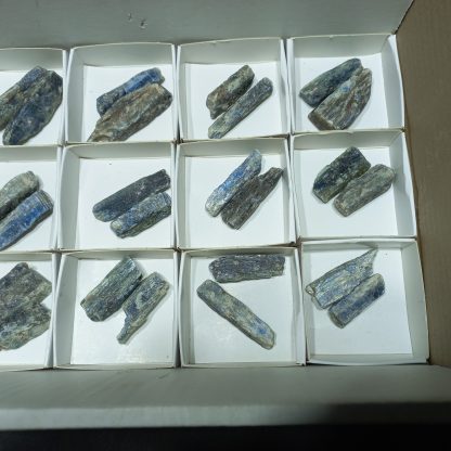 (WM04913) One Box Of 24 Kyanite Mineral Specimens - Image 4