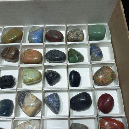 (WM05007) One Box Of 35 Assorted Tumble Stone Mineral Specimens - Image 4