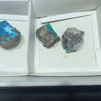 (WM05026) One Box Of 12 Chrysocolla In Quartz Mineral Specimens - Image 5