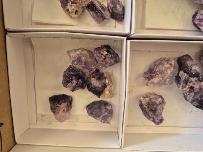 (WM05032) One Box Of 22 Rough Purple Fluorite Mineral Specimens From Orange River - Image 4