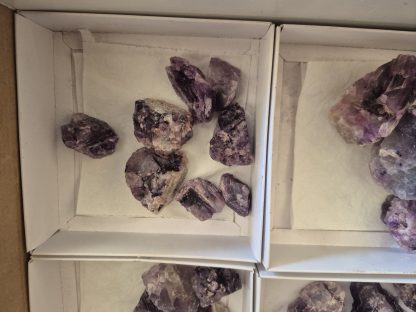 (WM05032) One Box Of 22 Rough Purple Fluorite Mineral Specimens From Orange River - Image 5