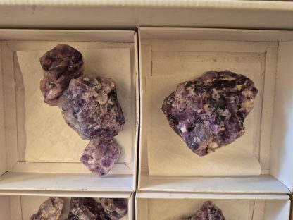 (WM05032) One Box Of 22 Rough Purple Fluorite Mineral Specimens From Orange River - Image 6