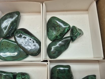 (WM05034) One Box Of 18 Polished Malachite Mineral Specimens From Congo - Image 4