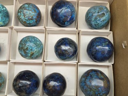 (WM05057) One Box Of 12 Shattuckite Spheres Mineral Specimens - Image 4