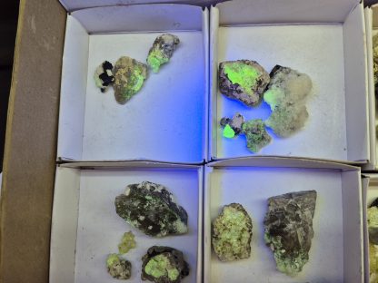 (WM05056) One Box Of 25 Hyaline Opel Mineral Specimens From Erongo Namibia - Image 3