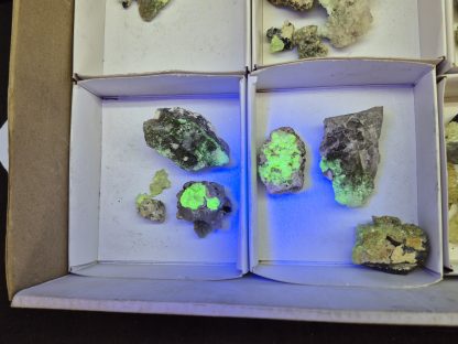 (WM05056) One Box Of 25 Hyaline Opel Mineral Specimens From Erongo Namibia - Image 4