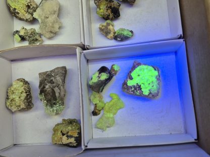 (WM05056) One Box Of 25 Hyaline Opel Mineral Specimens From Erongo Namibia - Image 5