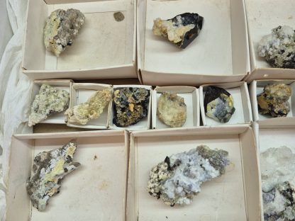 (WM05052) One Box Of 14 Assorted Hyaline Opel Mineral Specimens From Namibia - Image 3