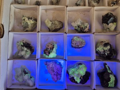 (WM05047) One Box Of 22 Hyaline Opel And Black Tourmaline Mineral Specimens From Erongo Namibia - Image 2