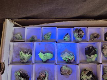 (WM05047) One Box Of 22 Hyaline Opel And Black Tourmaline Mineral Specimens From Erongo Namibia - Image 3