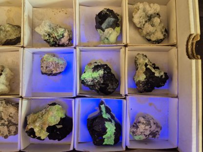 (WM05047) One Box Of 22 Hyaline Opel And Black Tourmaline Mineral Specimens From Erongo Namibia - Image 5